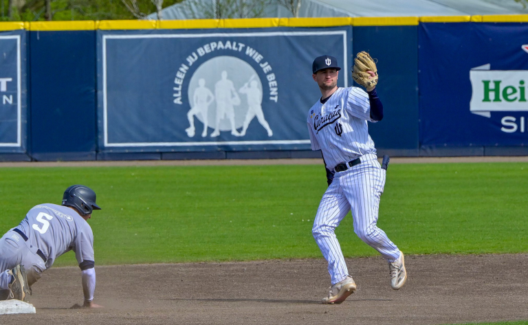 baseballteam verslaat navy met een schone lei, zonder tegendoelpunten te incasseren.