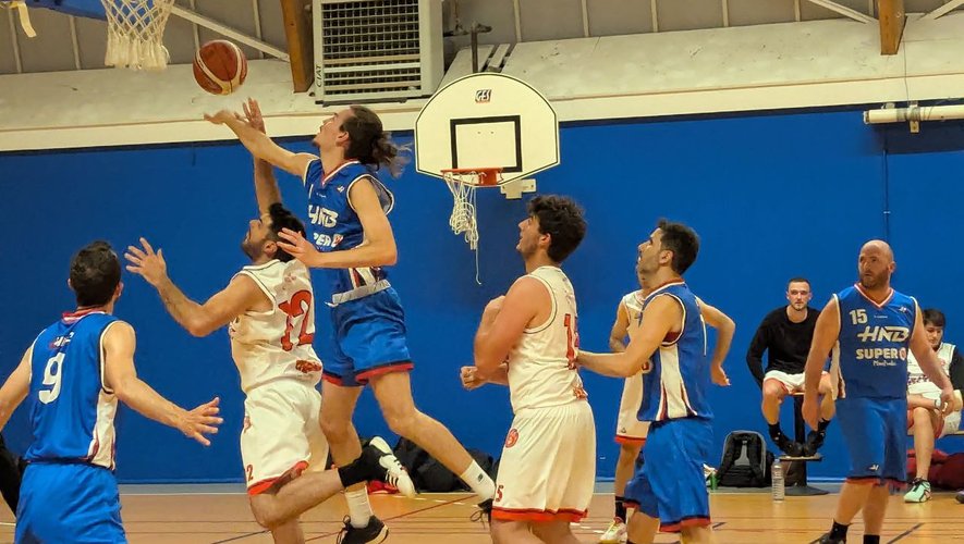lees over de rampzalige basketbalwedstrijd op de middelbare school die voor onverwachte wendingen en emoties zorgde.