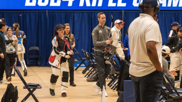 wvu rifle wint de gar-c titel terwijl honkbal stijgt op de ranglijst, met opwindende prestaties en groei in beide sporten.