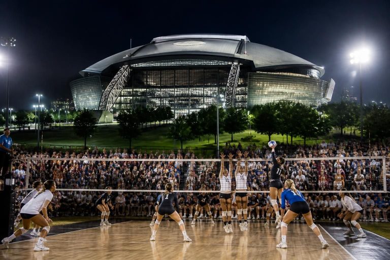 at&t stadium verwelkomt de eerste editie van het 'spikes under the lights' vrouwen college volleybaltoernooi, een spannende nieuwe traditie in de sportwereld.