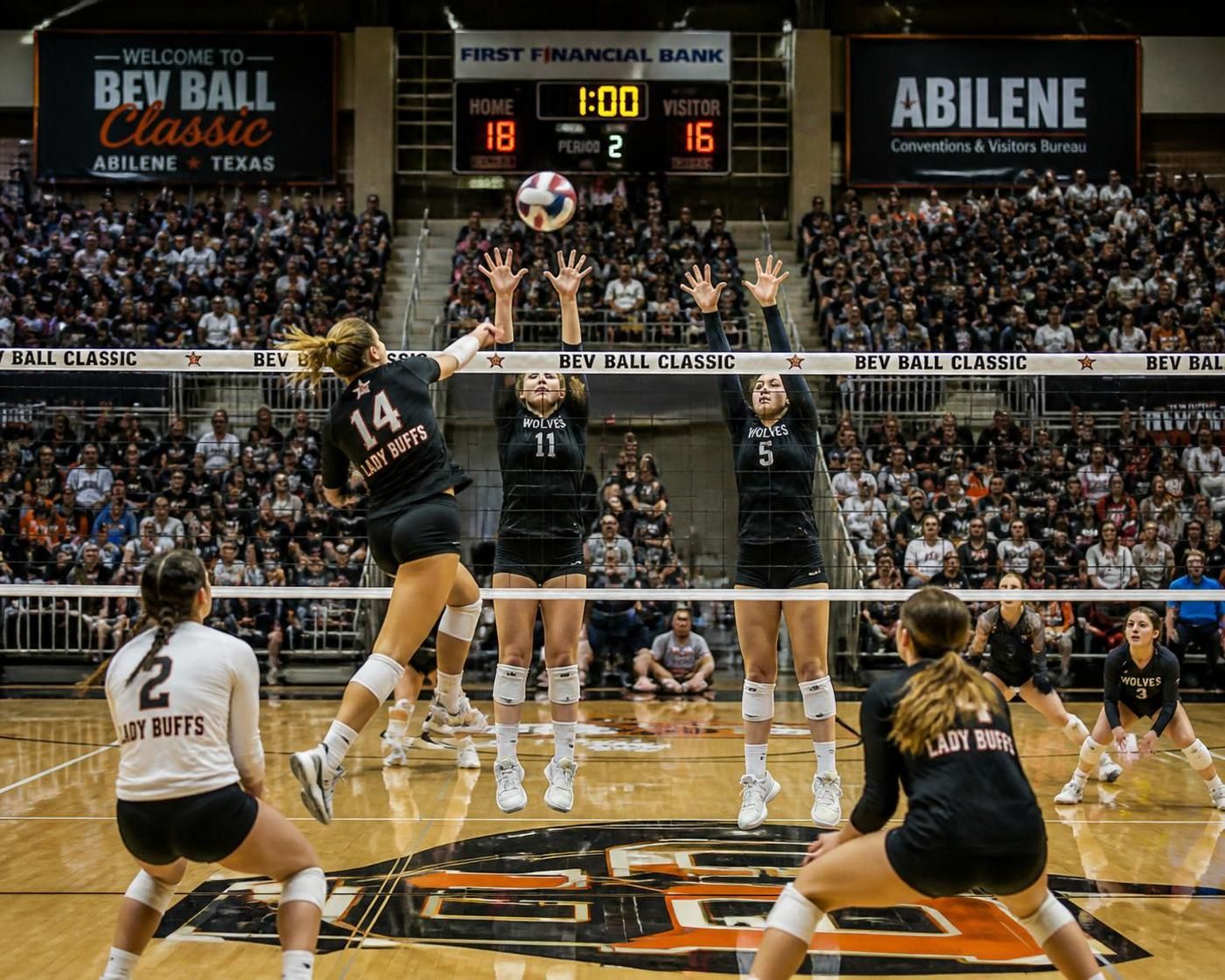 bekijk de foto's van west-texas volleybalteams die de 2026 bev ball classic spectaculair openen met spannende wedstrijden en teamgeest.