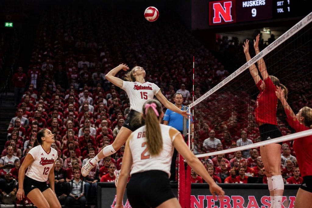 bekijk de galerij van nebraska volleyball terwijl ze triomferen bij spikes under the lights, vol spannende actie en onvergetelijke momenten.
