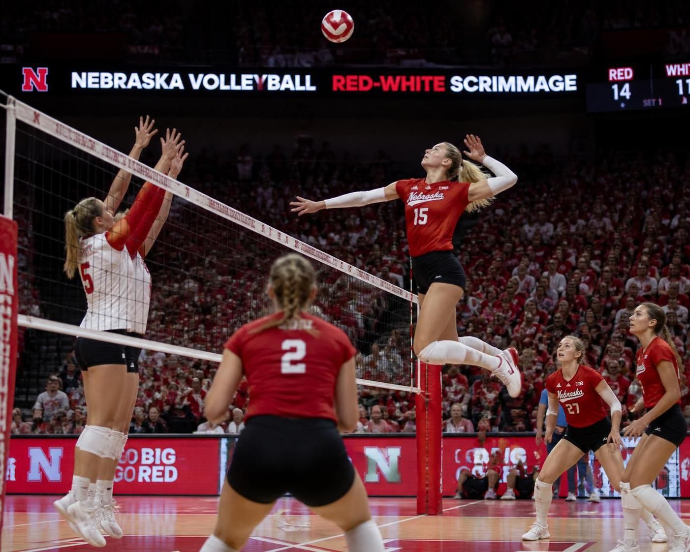 ontdek hoe je de nebraska volleybal red-white scrimmage live kunt volgen, inclusief het tijdstip en de tv-zender voor de uitzending.