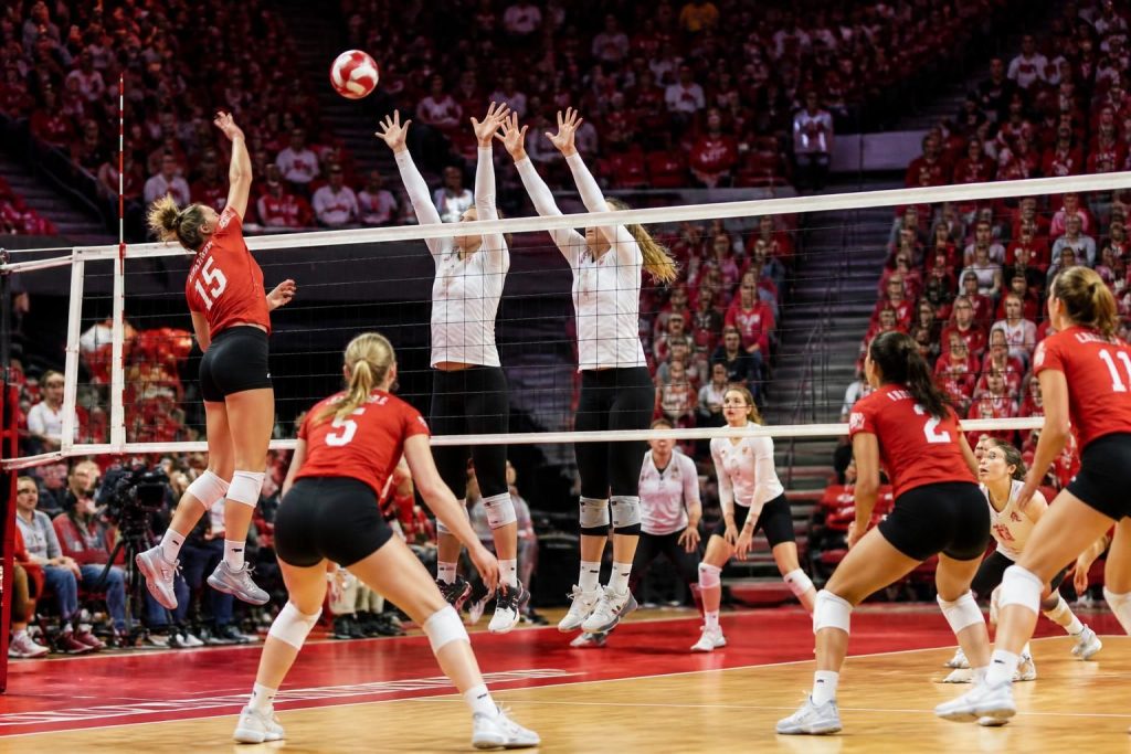 ontdek hoe je de nebraska red-white volleybal scrimmage kunt bekijken, inclusief het tijdstip en de tv-zender. mis geen moment van deze spannende wedstrijd!