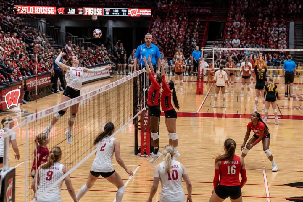 blijf op de hoogte met live-updates van de spannende volleybalwedstrijden tussen wisconsin en louisville, en texas tegen arizona state.