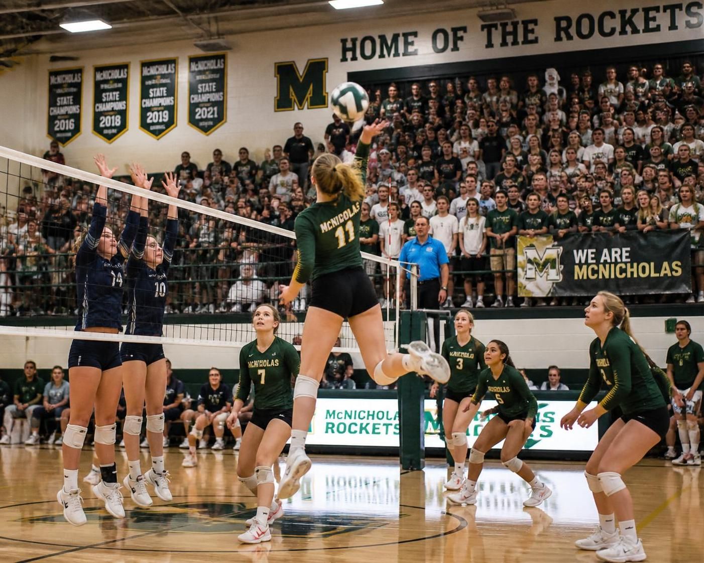 het mcnicholas volleybalteam is gereed om hun titel te verdedigen en maakt de overgang naar de derde divisie (diii) voor een spannend nieuw seizoen.