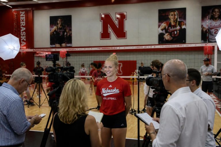 ontdek belangrijke inzichten van nebraska volleyball's mediadag terwijl ze zich voorbereiden op de langverwachte wedstrijd. lees exclusieve interviews, strategieën en verwachtingen.
