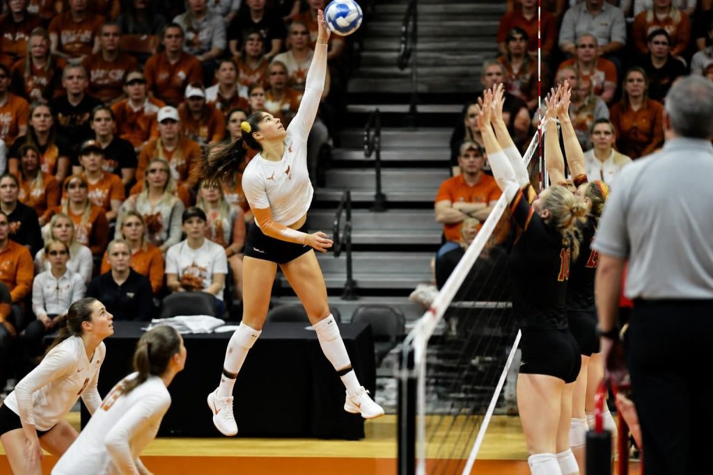 college volleybalranglijsten na week 1: bekijk de bijgewerkte avca top 25 en blijf op de hoogte van de laatste prestaties in het college volleybalseizoen.