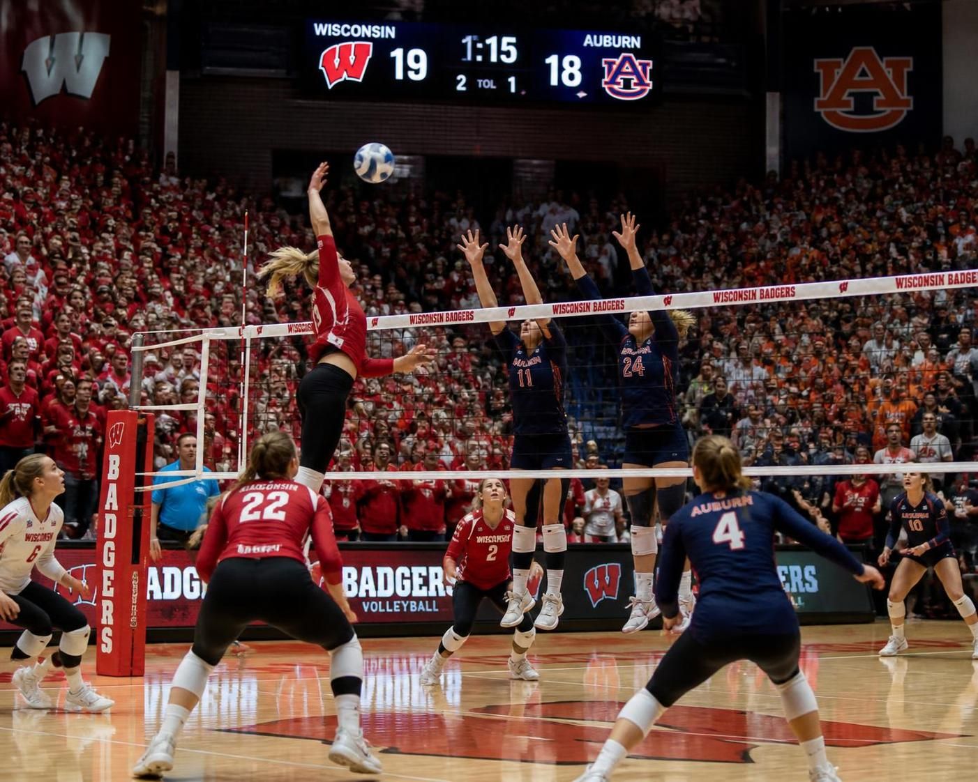 volg het liveverslag en de score van de volleybalwedstrijd tussen de nr. 5 wisconsin badgers en auburn. blijf op de hoogte van alle acties en updates in real-time.