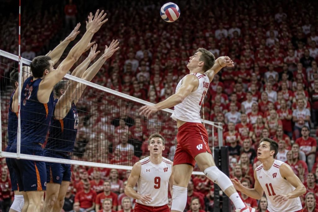 volg het liveverslag en de score van de volleybalwedstrijd tussen nr. 5 wisconsin badgers en auburn. blijf op de hoogte van elke set en belangrijke momenten in deze spannende clash.