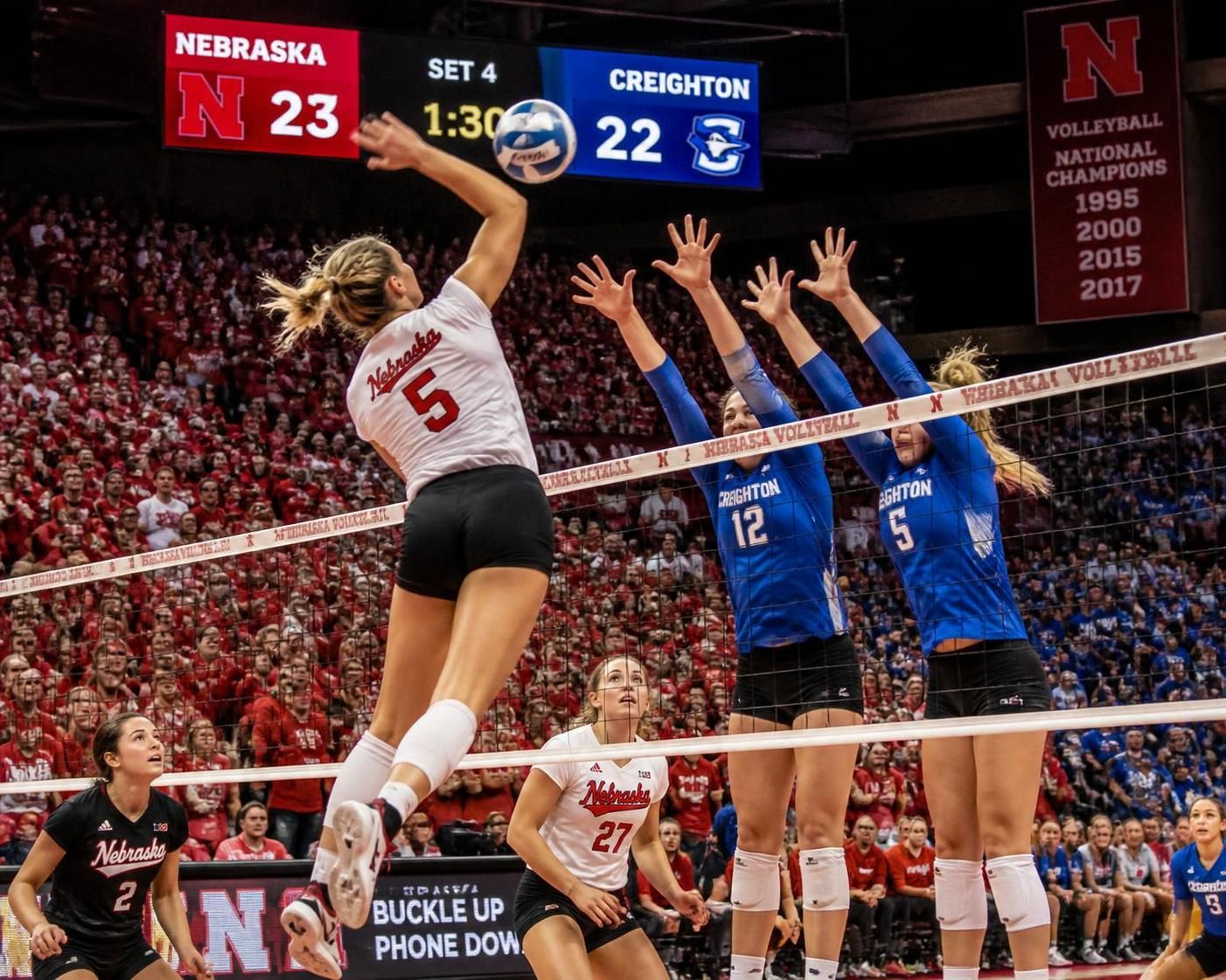 ontdek op welk kanaal en om hoe laat je de spannende top-25 volleybalwedstrijd tussen nebraska en creighton vandaag kunt bekijken. mis niets van deze clash op tv!