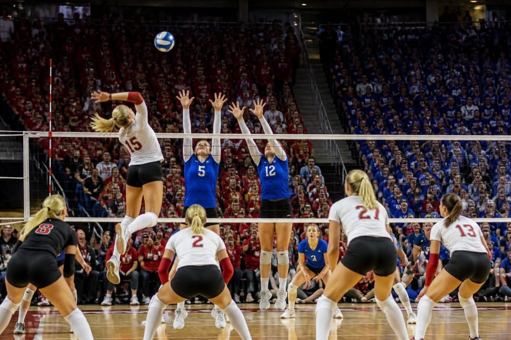 ontdek op welk kanaal je nebraska vs creighton volleybal vandaag kunt bekijken, inclusief het tijdstip en de tv-zender van deze spannende top-25 clash.