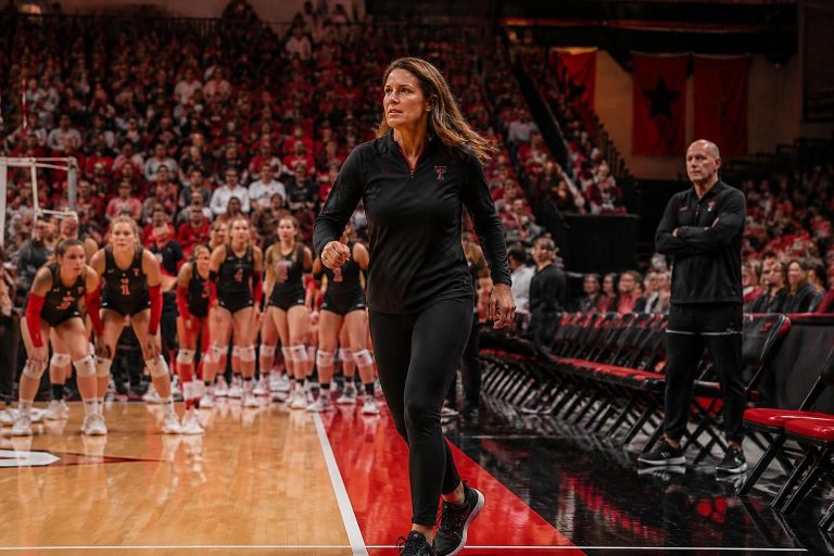 texas tech verrast met een volledige trainerwissel na slechts 8 volleyballwedstrijden, wat leidt tot nieuwe strategieën en frisse energie in het team.