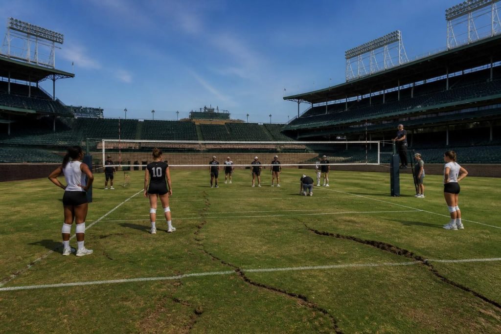 volleybalwedstrijd in wrigley field in nebraska afgebroken wegens problemen met het speelveld, waardoor het evenement onverwacht werd stilgelegd.