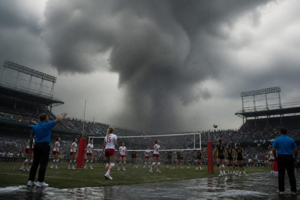 volleybalwedstrijd tussen nebraska en missouri in wrigley field uitgesteld vanwege een onverwachte gebeurtenis. blijf op de hoogte van het laatste nieuws en updates over de nieuwe speeldatum.