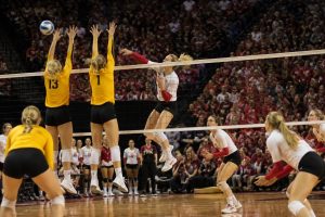 ontdek waar je de nebraska vs. missouri volleybalwedstrijd kunt bekijken, inclusief het kanaal, de tijd, het tv-schema en meer details voor een complete kijkervaring.
