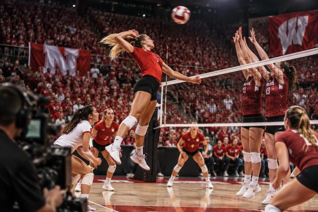 ontdek waar en wanneer je vandaag nebraska tegen wisconsin in het volleybal kunt kijken, inclusief de zender en informatie over de tv-uitzending.